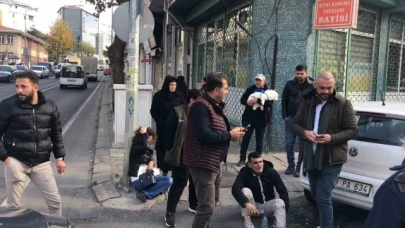 Otomobille çarpışarak fırlayan motosikletli yayanın üzerine düştü: 2 yaralı