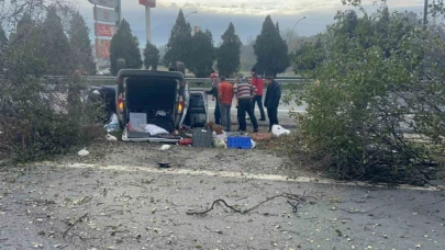 Otoyolda kontrolden çıkan araç 3 ağacı biçti: 2 yaralı