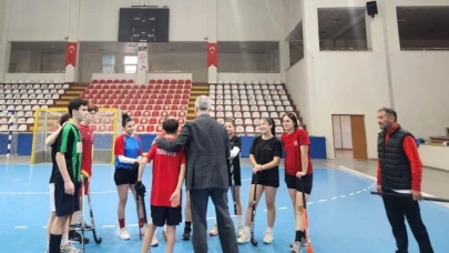 Öztürk'ten hokey antrenmanına ziyaret