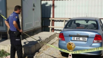 Park halindeki otomobilinde yarı çıplak halde ölü bulundu