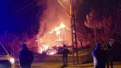 Suluova'da alevlere teslim olan ev kullanılamaz hale geldi