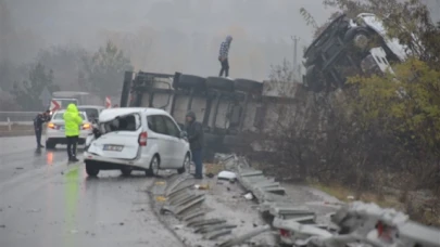 Taşova'da polis otosuna kaza yerinde tır çarptı