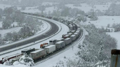 TEM'de trafik durdu, maddi hasarlı kazalar yüzünden yol tıkandı