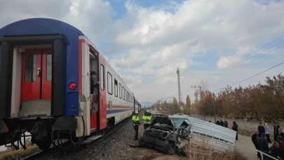 Trenle kamyonet hemzemin geçitte çarpıştı: 1 ölü, 1 yaralı