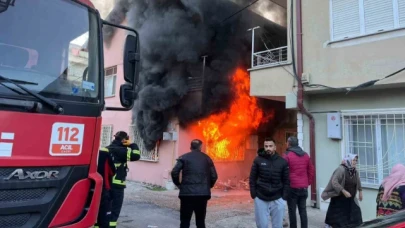 Yangında evde uyuyan baba ve 3 yaşındaki oğlu dumandan etkilendi