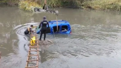 Yeşilırmak Nehri'ne düşen aracı ekipler çıkardı