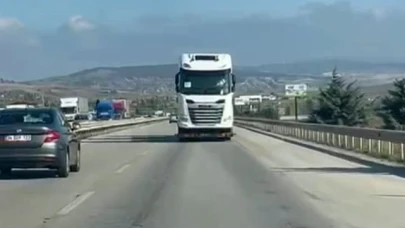 Yolda geri gider gibi görünen tır vatandaşları şaşırttı, gerçek sollama yapılınca anlaşıldı
