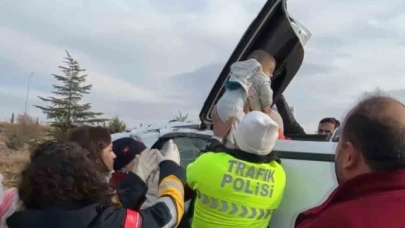 10 aylık bebek kaza yapan araçtan böyle kurtarıldı