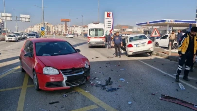 2 otomobil çarpıştı: 1'i çocuk 2 yaralı