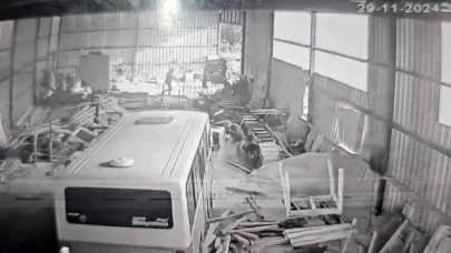 28 yaşındaki genç babasının çalıştığı atölyeye minibüsle daldı