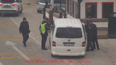 Amasya'da 20 kaçak göçmenin çıktığı minibüsün sürücüsü ve yanındaki şahıs tutuklandı