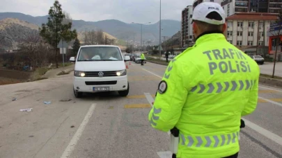 Amasya'da polisi görünce kaçan minibüsten 20 kaçak göçmen çıktı
