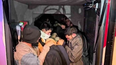Amasya'da yolcu otobüsünün yatak kısmından 9 kaçak göçmen çıktı