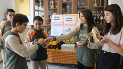 Amasyalı öğrencilerden 'Güven Manavı'nda kasiyersiz alışveriş