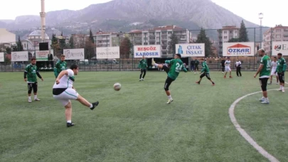 Amasyasporlu futbolcular, maç yaptıkları engelli taraftar Semih ve arkadaşlarını sevindirdi
