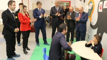 Bakan, özel öğrencilerle yakından ilgilendi