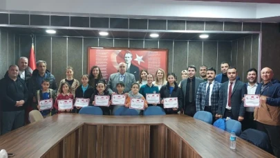 Gümüşhacıköy'de İstiklal Marşı'nı Ezbere Güzel Okuma Yarışması Düzenlendi