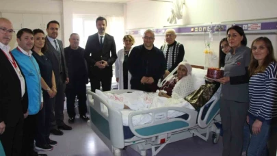 Hastane çalışanlarından Fatma nineye anonslu, pastalı doğum günü sürprizi: "İyi ki varsın"