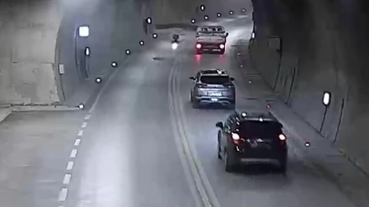 Kamyonetten uçan levha motosikletliyi yere serdi: O anlar kamerada