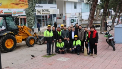 Karaaslan ağaç budayan personelle bir araya geldi