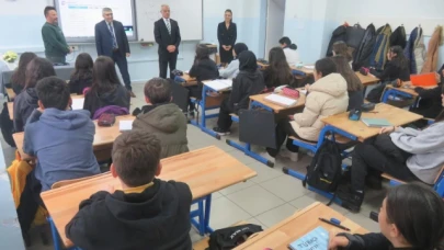 Karaaslan, TOKİ Kara Mustafa Paşa Ortaokulu'nu ziyaret etti