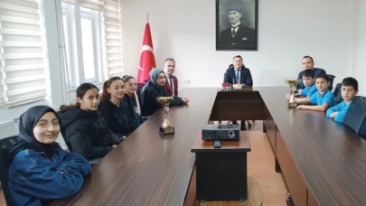 Kartal kros şampiyonları ile pasta kesti