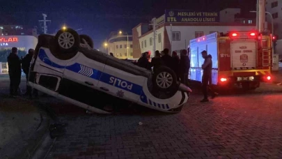 Kaza ucuz atlatıldı: Otomobilin çarptığı polis aracı ters döndü