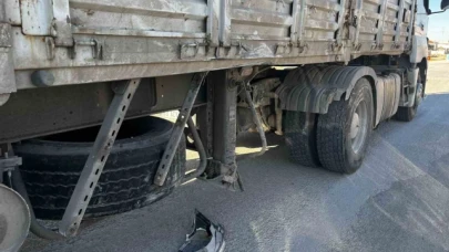 Kazaya karışan kamyonet yayalara çarptı: 3 yaralı