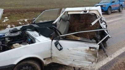 Minibüs ile çarpışan Fiat-Tofaş marka otomobil ikiye bölünde: 3 yaralı
