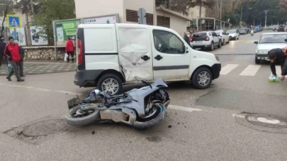 Motosiklet hafif ticari araca çarptı: 2 yaralı