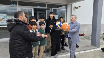 Müdür Davu malzeme hediye etti