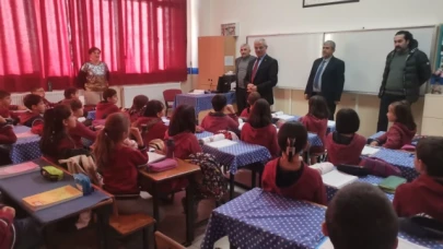 Müdür Yozgat öğrencilere kütüphane kimlik kartlarını hediye etti