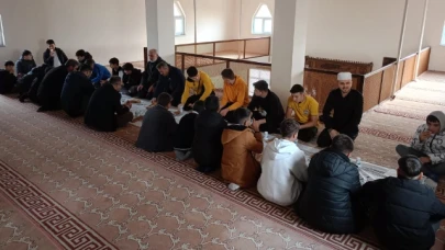 Öğrenciler öğle arasında Sultaniye Camii'nde bir araya geldi .