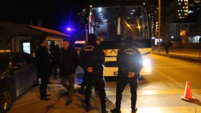 Otobüsün yatak kısmında yakalanan kaçak göçmenlerle ilgili 2 sürücü tutuklandı