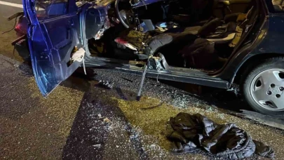 Otomobil kağıt gibi ezildi: 2 ölü, 1 yaralı