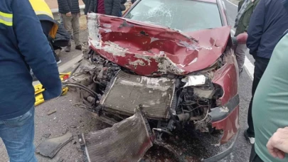 Otomobil traktöre arkadan çarptı: 3 yaralı