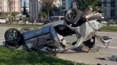 Otomobili demir korkuluklara çaptı: 2 yaralı