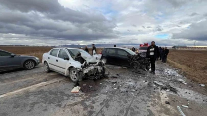 Otomobillerin kafa kafaya çarpıştığı kazada yaşlı çift hayatını kaybetti