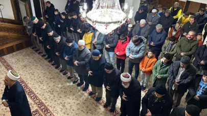 Sabahın Seherinde Baba-Oğul Camide