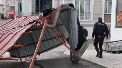 Şiddetli lodostan çatılar uçtu