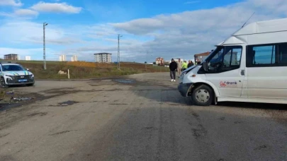 Servis ile otomobil çarpıştı: 11'i öğrenci 16 yaralı