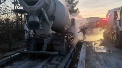 Seyir halindeki beton mikseri alev alev yandı