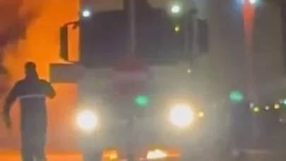 Seyir halindeki tır alev alarak yandı