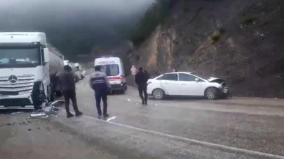 Tır ile otomobil çarpıştı: 1'i ağır 4 yaralı