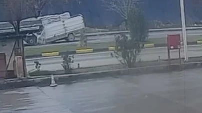 Tıra arkadan çarpan kamyonetin sürücüsü hayatını kaybetti