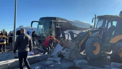 Turistleri taşıyan otobüs ile iş makinesi çarpıştı: 1'i ağır 6 yaralı