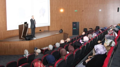 Umreye gidecek vatandaşlara seminer düzenlendi