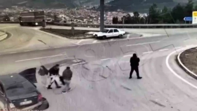 Yanan otomobilde sıkışan sürücüyü vatandaşlar kurtardı