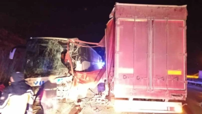 Yolcu otobüsü ile tırın çarpıştığı kazada yaralanan 18 kişinin tedavileri devam ediyor