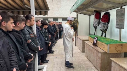 Yolun karşısına geçmek isterken otomobilin çarptığı genç hayatını kaybetti
